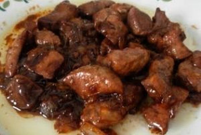 Gemarineerde lamsniertjes in rijstwijn, rode peper en kerrie